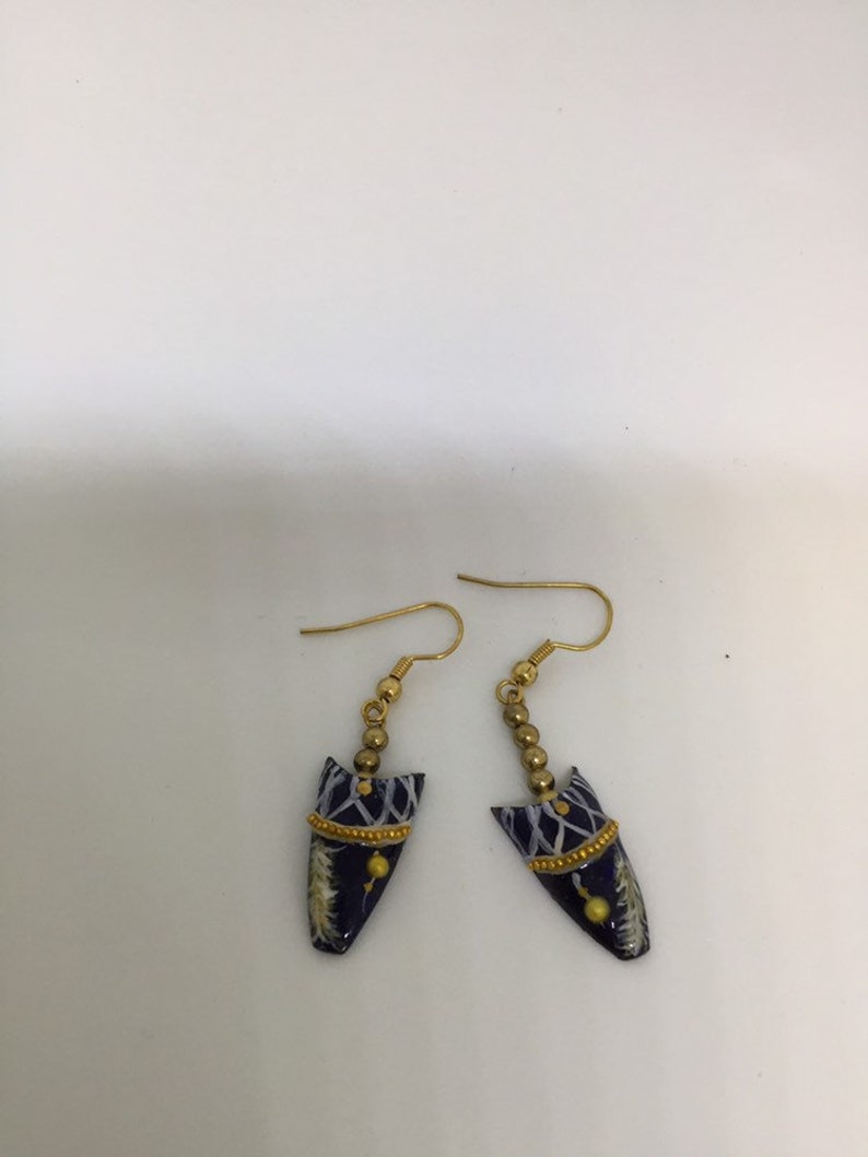Capsule nails earring
