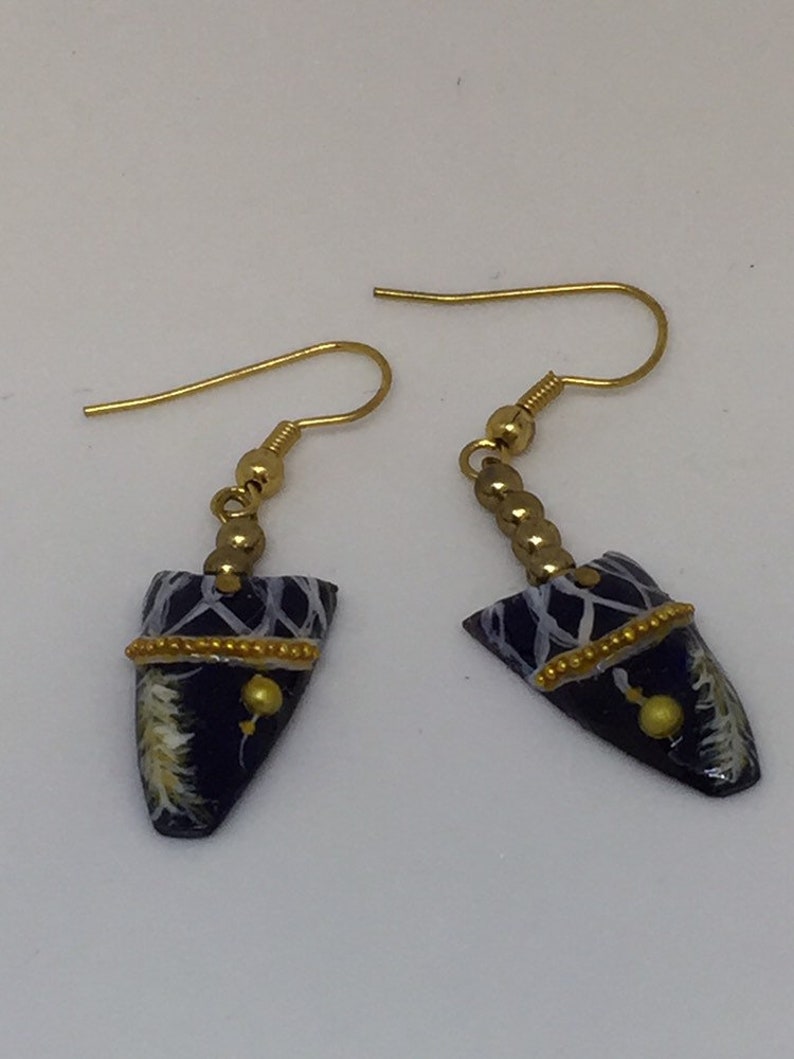 Capsule nails earring