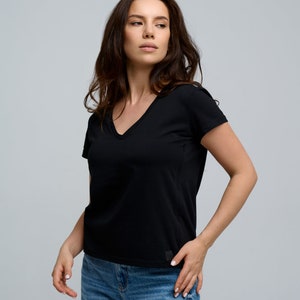Handmade breastfeeding t-shirt V black. Cotton clothes with two side nursing zipper. Nursing blouse. Breastfeeding-friendly fashion.