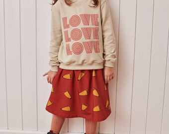 Sudadera infantil hecha a mano LOVE. Blusa color crudo. Algodón. Sudadera para niño pequeño.