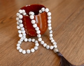 Howlita anudada mano 108 bolas de Mala con plata hecha a mano grano gris seda borla/mala perlas collar/108/mala/rebordeó curación joyería/malas