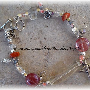 Bracelet, perlage fait main, bracelet avec perles de verre, pierres précieuses et breloques. Le bracelet convient aux poignets mesurant jusqu&#39;à 8 1/2 po. (21 cm).