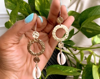 Pendientes de concha de cauri // Pendientes minimalistas // Pendientes de latón martillado // Pendientes africanos de latón // Pendientes de concha de latón // Pendientes colgantes de latón