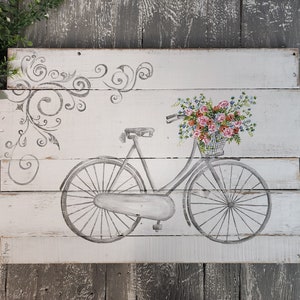 Decorazioni in stile fattoria, bicicletta antica in pallet, fiori primaverili, collezione PRIMAVERA FARMHOUSE, bianco lavato, rustico shabby, legno di pallet recuperato