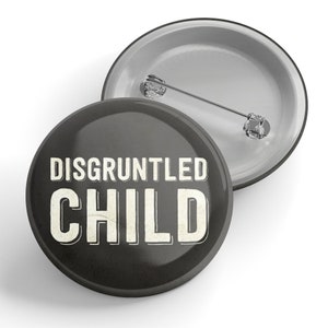 以下が含まれることがあります： 「DISGRUNTLED CHILD」と白文字で書かれた黒いボタン。ボタンは円形で、裏側に銀色のピンが付いている。