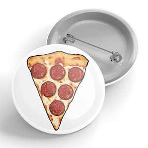 Puede incluir: Un botón blanco con una imagen colorida de una rebanada de pizza de pepperoni con cinco rebanadas de pepperoni en la parte superior.