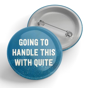 以下が含まれることがあります： 「Going to handle this with quite」という白い文字が書かれた青いボタンです。