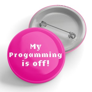 Può includere: Bottone rosa con testo bianco che dice "My Programming is off!"