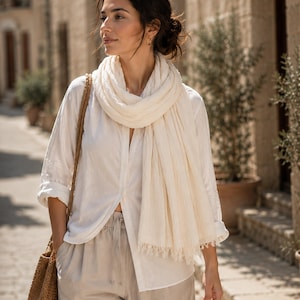 Écharpe Boho tissée à la main en coton beige, cache-cœur bio tissé à la main, naturel, longue franges, lavé à froid, respirant, 100 % cadeau écharpe faite main