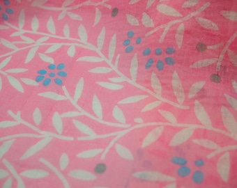 Sciarpa in cotone turco rosa con stampa floreale, con sacchetto regalo personalizzato.