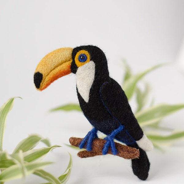 Tropical Bird Brooch Toucan Felt birds brooches Colorful brooch pin Animal pins Felted pins Woodland pin Handmade jewelry Original gift