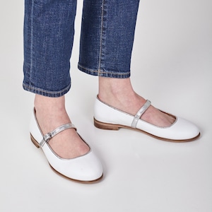 Lily - Women&#39;s Mary Jane ballet flats in crispy white leather with silver strap, elegant ballerina shoes, fully handmade and customizable