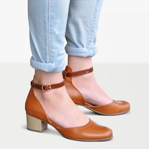 Delray - Damessandalen met hak, gesloten neus en enkelbandje, bruine vintage zomerschoenen met lage blokhakken, dagelijks gebruik, handgemaakt