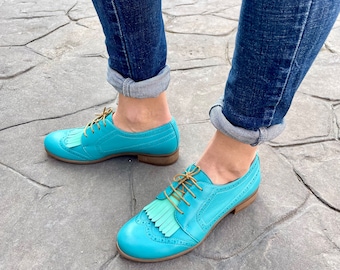 Hendrick : Blau-Grüne Leder Oxford Brogue Ballerinas für Damen - Teal mit mintfarbenem Fransen-Detail, handgefertigt und anpassbar