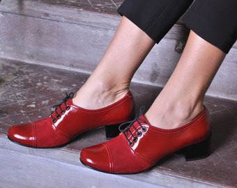 Moor - Women&#39;s retro heels, oxfords shoes in vivid red patent leather and suede, fully handmade and customizable