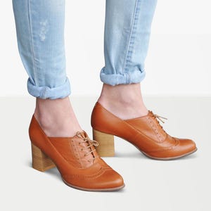 Kent - Women&#39;s retro heels in sunny brown leather, brown oxford shoes with delicate brogues and almond toes, fully handmade and customizable