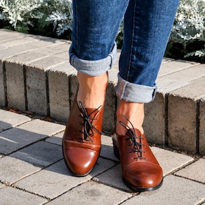 Gatsby : chaussures richelieu en cuir marron cognac pour femmes - chaussures plates habillées à lacets, faites main et personnalisables