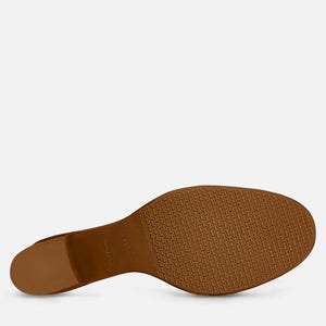 Puede incluir: Suela de zapato marr&oacute;n con un patr&oacute;n texturizado y un tac&oacute;n peque&ntilde;o. El zapato est&aacute; hecho de un material similar al ante. El nombre de la marca es visible en el lateral del zapato.