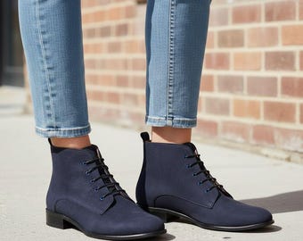 Burton: Botines de nobuk azul marino para mujer: botines minimalistas de piel con cordones, hechos a mano y personalizables.
