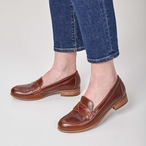 Richmond - Women&#39;s brown penny loafers, comfortable shoes with round toes and sleek soles, fully handcrafted and customizable