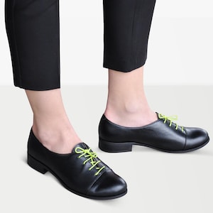 Gatsby - Women&#39;s black leather shoes, minimalist cap toe oxfords, 1950s retro shoes, fully handmade and customizable