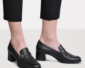 Ginebra: Mocasines de tacón de piel negra para mujer, zapatos con flecos hechos a mano, hebillas doradas y tacón de bloque.