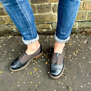 Pershing - Women&#39;s shoes in black leather and brown raffia canvas, slip-on oxfords shoes on a chunky platform sole, fully handcrafted