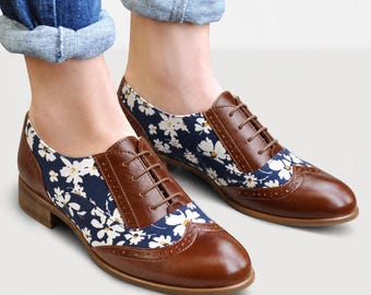 Hudson : chaussures richelieu en cuir marron et toile marguerite, chaussures plates à lacets fleuries, richelieus faits main et personnalisables