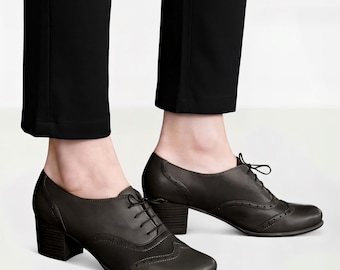 Morgan: Zapatos Oxford de piel negra con tacón brogue para mujer: tacón cuadrado de 5 cm y detalles brogue. Zapatos de vestir vintage de los años 50. Hechos a mano y personalizables.