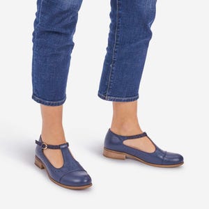 Jane - Women&#39;s navy blue leather shoes, t-bar Mary Jane shoes with a polk dot strap and delicate brogues, fully handcrafted and customizable