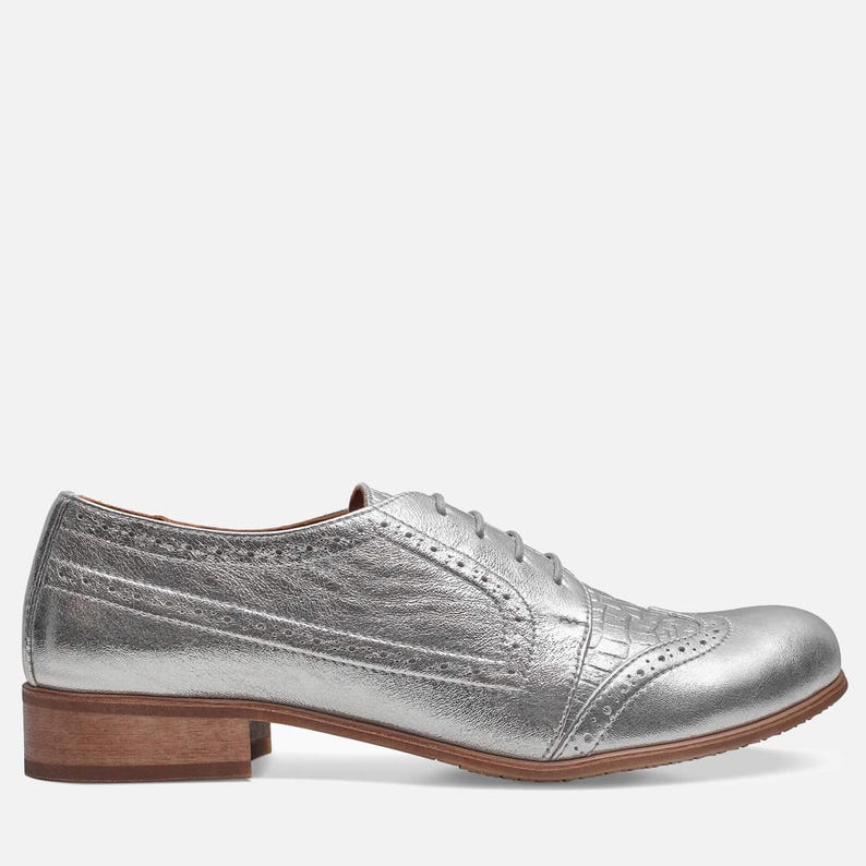 Hendricks: Zapatos planos Oxford de piel plateada con relieve de cocodrilo para mujer, zapatos Derby con cordones hechos a mano. imagen 7