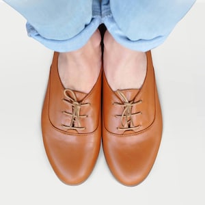 Limehouse - Women&#39;s dress shoes in brown leather, plain lace-up flats, minimalist handcrafted and customizable oxfords