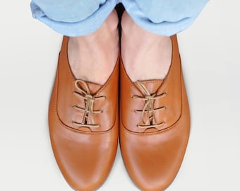 Limehouse : chaussures richelieu en cuir marron - chaussures plates minimalistes à lacets, fabriquées à la main
