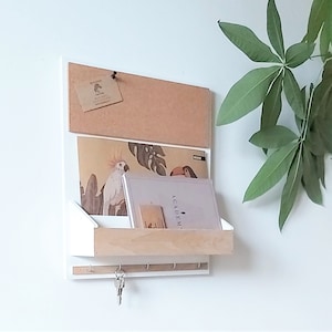 Drewniany organizer, na ścianę, dębowy, wiszący, biały, format A4, tablica korkowa, do biura, przedpokój, na dokumenty, ulotki, na klucze