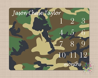 Puede incluir: Manta de hito para bebé de camuflaje con el nombre "Jason Chase Taylor" y los números del 1 al 12 impresos en ella. La manta está hecha de tela suave y es perfecta para hacer un seguimiento del crecimiento de tu bebé.