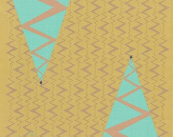 Può includere: Stampa d'arte geometrica astratta con due triangoli riempiti con un motivo turchese e pesca su uno sfondo giallo con un motivo a chevron.