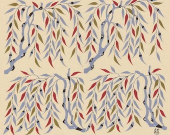 Op de afbeelding: Een beige stof met een herhalend patroon van gestileerde wilgentakken met blauwe, rode en groene bladeren. De takken zijn zwart en de bladeren zijn zwart omrand. De stof heeft een Japanse handtekening in de rechterbenedenhoek.