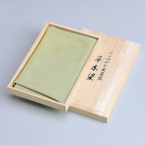 Furoshiki pflanzengefärbtes Fujimiyabi Furoshiki aus reiner Seide in einer Paulownia-Box