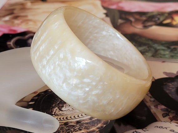 Wide Retro Statement Acrylic Bangle Bracelet Pear… - image 1