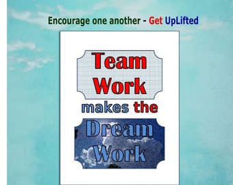 Puede incluir: Una cita motivacional en un marco blanco sobre un fondo de cielo azul. La cita dice "Team Work makes the Dream Work".