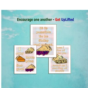 Pode incluir: Três cartões coloridos com ilustrações de tortas e texto. O primeiro cartão diz "Só tenho tortas para você!" O segundo cartão diz "É possível ser escamoso e doce." O terceiro cartão diz "Uma fatia de torta de maçã conta como uma porção de fruta?"