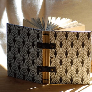 Travel notebook with white and black geometric patterns, this handmade notebook is made up of 120 pages of 120g kraft paper