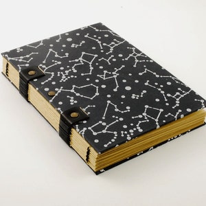 Quaderno da viaggio nero ricoperto di costellazioni, quaderno in carta kraft idea regalo originale, rilegatura copta