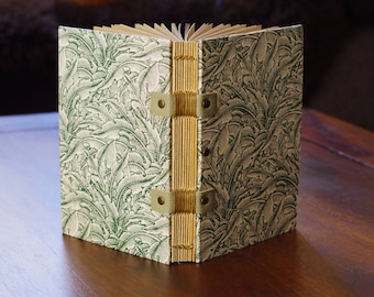 Carnet de voyage style jungle, ce carnet fait-main est composé de 120 pages de papier kraft, choix papier de couverture et papier intérieur