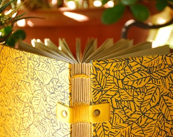 Yellow travel diary, this handmade notebook is made up of 120 pages of 120g kraft paper or 180 pages of 80g ivory paper