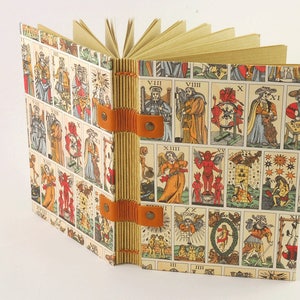 Carnet de voyage ou grimoire sur le thème des cartes de tarot de format A6, 120 pages de papier kraft ou 180 pages papier ivoire 80g