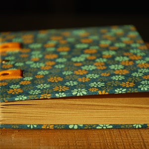 Un diario di viaggio luminoso e floreale, questo quaderno fatto a mano è composto da 120 pagine di carta kraft da 120 g o 180 pagine di carta avorio da 80 g