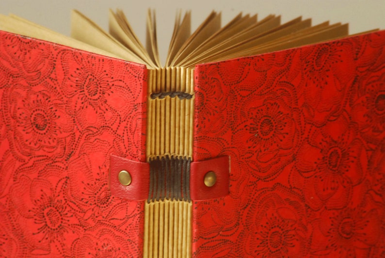 Blue or red travel notebook, this handmade notebook is made up of 120 pages of kraft paper or 180 pages of ivory paper image 1