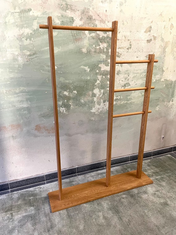 Handgefertigter Herrendiener aus Eichenholz: Moderner Kleider-Organizer