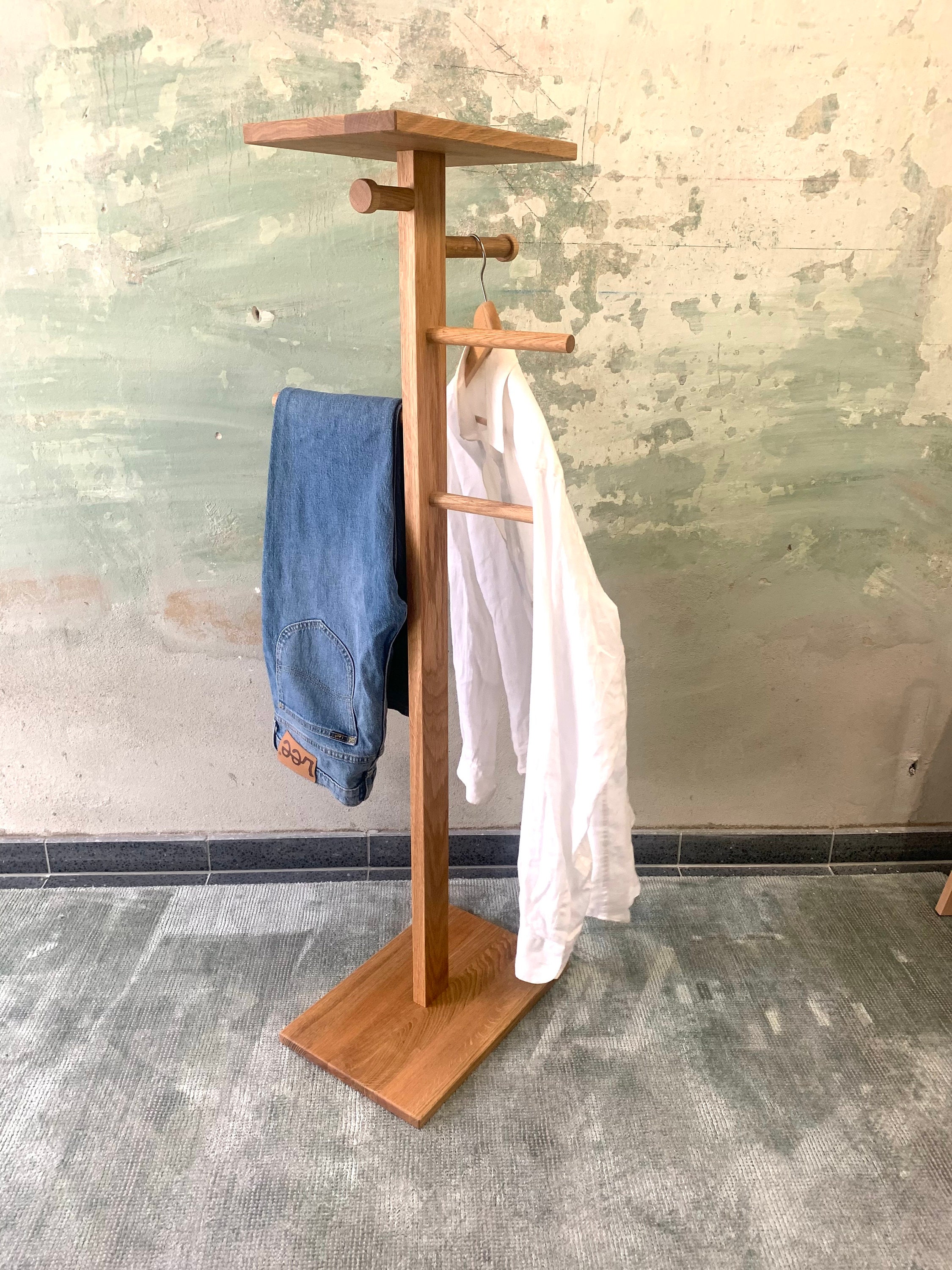 Handgefertigter Herrendiener aus Eichenholz: Moderner Kleider-Organizer